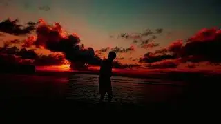 melihat sunset dan mendengar suara ombak itu rasanya tenang banget
