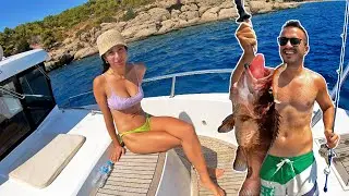 Με ''ΦΟΡΤΩΣΕ'' Στο Σκάφος Της Για Ένα Ψάρεμα!