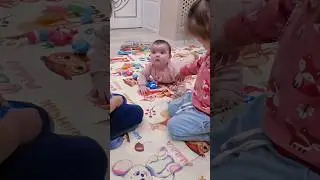 МАЛЕНЬКИЕ ДЕТИ УЧАТ ПОЛЗАТЬ МАЛЫШКУ