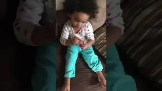 Emanuelly fazendo a unha sozinha
