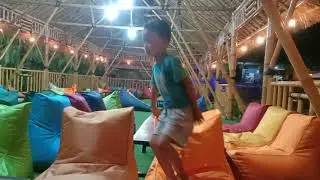 MAKAN DI LESEHAN TROFICAL
