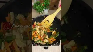 Лапша с курицей с соусом терияки.