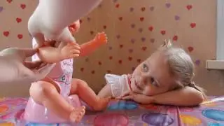 ✽ Играем с Беби Борн Кормим Питанием Сажаем на горшок Playing with Baby born Feeding