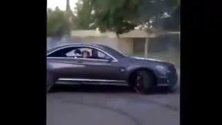 Развлекается..