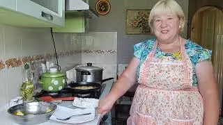 Ответила немного на вопросы. Приготовила обед.