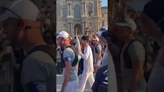 И ручкой махать не забывает