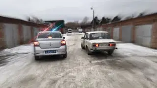 Школьник делает жигу под зимний дрифт. 