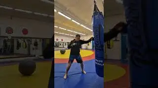 Одна из самых простых и доступных связок в кикбоксинге.
