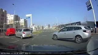 20220326 The Hague Binckhorstlaan   Renault runs red light and blocks the road