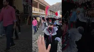Шумные мексиканцы устроили парад посреди улицы
