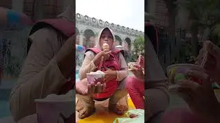 Mama makan es krim dipinggir kolam