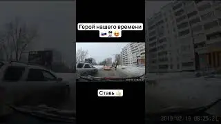 Добрый Полицейский помог собаке перейти дорогу