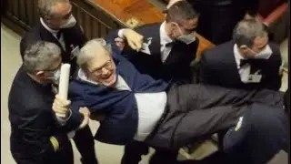 Sgarbi con la mascherina solo sul naso, portato via di peso (di nuovo) dai commessi: «Ritornerò»