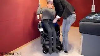 Strumpfhose im Rollstuhl anziehen (Putting on a pantyhose or tights in a wheelchair)