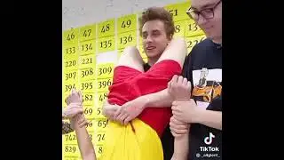 Влад А4 Глент встал на руке