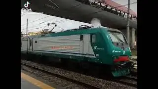 Saluto strombazzata fari e fischio con fumo della E464.181