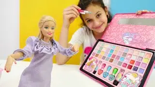 Manicure and makeup game with Barbie! Girls video!