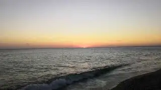 тихий спокойный закат над морем