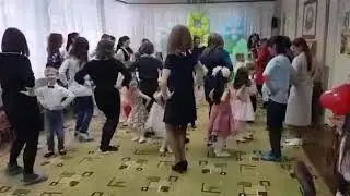 Танец с мамами на 8 марта, в детском саду