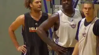 Shaq shows his new running form to Robin Lopez (2008)
