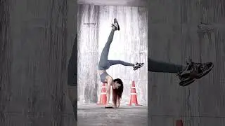 Handstand ที่เบาเราควบคุมจากปกนกลาง แต่พื้นฐานที่สำคัญมากกว่าคือคอบ่าไหล่และขาที่ไม่ตึง #yoga