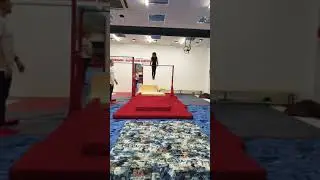 Брусья. Соскок с поворотом. Спортивная гимнастика.