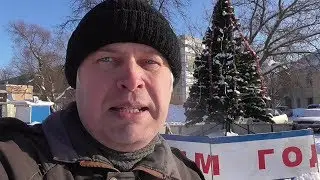 Мужик говорит про ёлку на микрорайоне