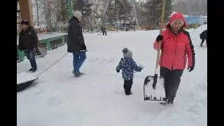 Уборка снега в парке города Чайковский