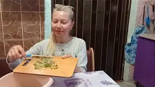 Готовлю салат.Покажу вам мою маму и папу на фото!