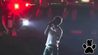 Arcangel Muestra Su Parte Intima En Concierto.