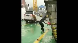Amblas nya pintu KMP IHAN BATAK ,mobil avanza nyungsep ke Danau Toba.