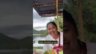 BUNDA VITA MEMBERSIHKAN PIRING DI ATAS DANAU