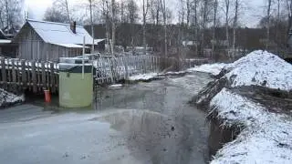 родники превратили котлован в озеро