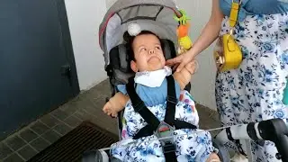 Олюшка гуляет под дождём