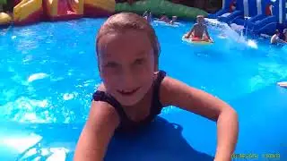 Бабушка ест мороженое и загорает.