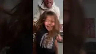 #jugando con Ellie!#familia #padrehija #padre #humor #bailedelcanguro