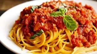 Спагетти и вкусная заправка - подлива.