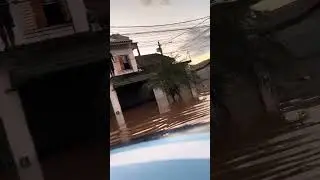 Sendo resgatado por Bote da enchentes Porto Alegre  bairro Humaitá
