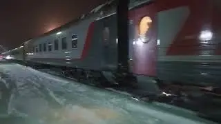 *По нечищенным путям 2* ТЭП70-0427 с пригородным поездом Тавда - Устье-Аха отправляется в путь.