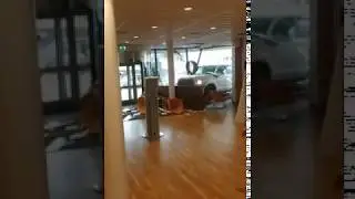 Auto rijdt Stadhuis van Nijkerk in