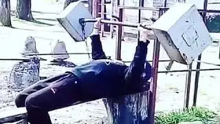 Жму штангу 60 кг 💪💪💪