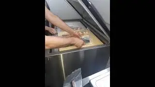 Упаковка рыбы в вакуумном упаковщике от наших партнеров HUALIAN MACHINERY GROUP CO www.tehno-pit.ru
