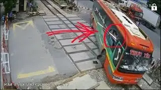 Tragis, Detik-Detik Bus Menabrak Gerbang Perlintasan Kereta Api Sampai Tembus