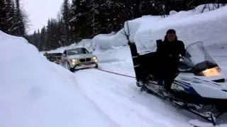 Снегоход вытаскивает BMW
