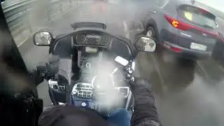 Пробки в дождь на мото.  Пятничное