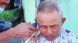 CUKUR RAMBUT BAPAK PENJUAL BENDERA MERAH PUTIH