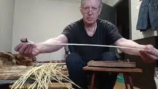 Строгаю ленту из ивовой палки.