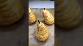 Запечённая груша в слоёном тесте.