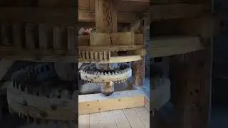 Средневековая мельница посреди поля!