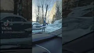 девушка чистит машину.